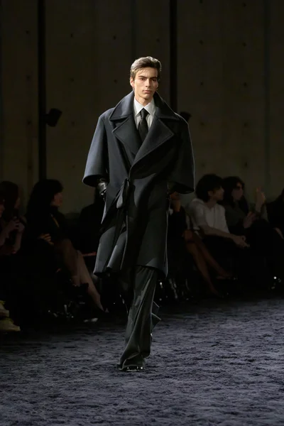 Look 16